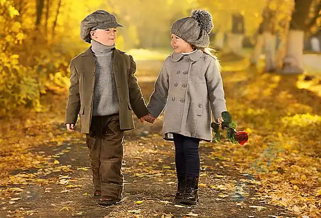 树林中牵手可爱小朋友高清图片下载