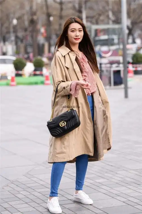 春天美女穿风衣搭配时尚又好看演绎十足的女人味儿
