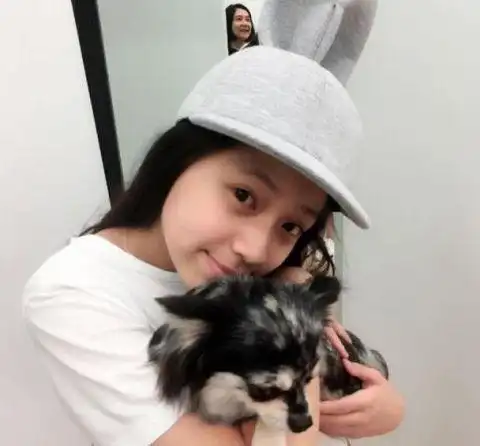 小时候欧阳娜娜的姐姐欧阳妮妮倒是很美,后来长大后却是被欧阳娜娜反