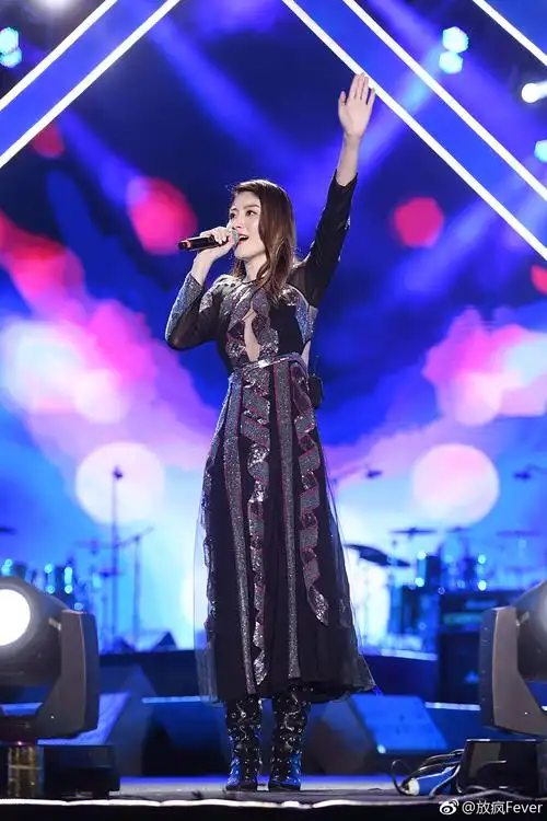 近日,@陈慧琳-kellychen 一身长裙现身山城重庆仙女山国际音乐节
