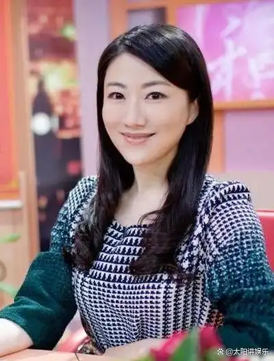 杨蕾感慨女主持工作不易,喜欢玩游戏,喝酒和运动,网友表示理解