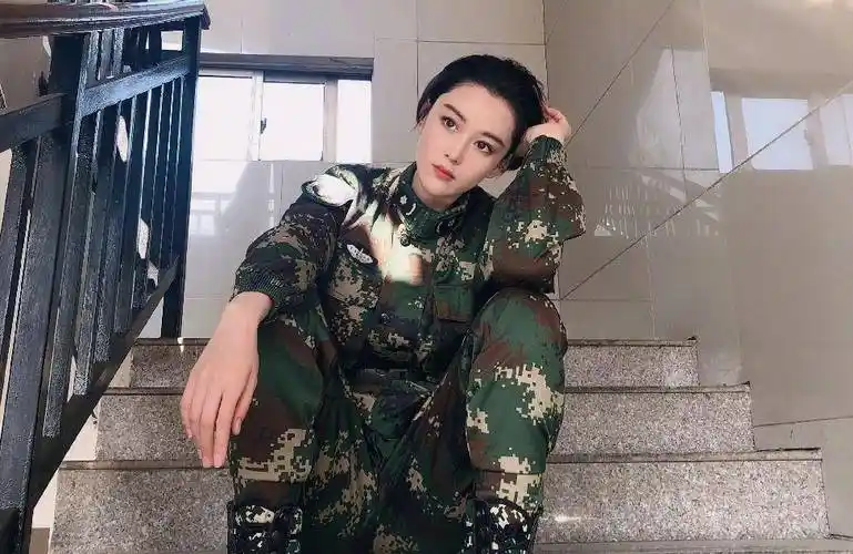 张馨予穿军装,只露五官也是绝美,时尚女神嫁人后秒变"假小子"_生活