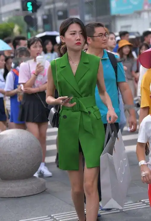 亮眼的绿色西装马甲裙,搭配黑色高跟鞋穿搭,尽显气质高冷女神范