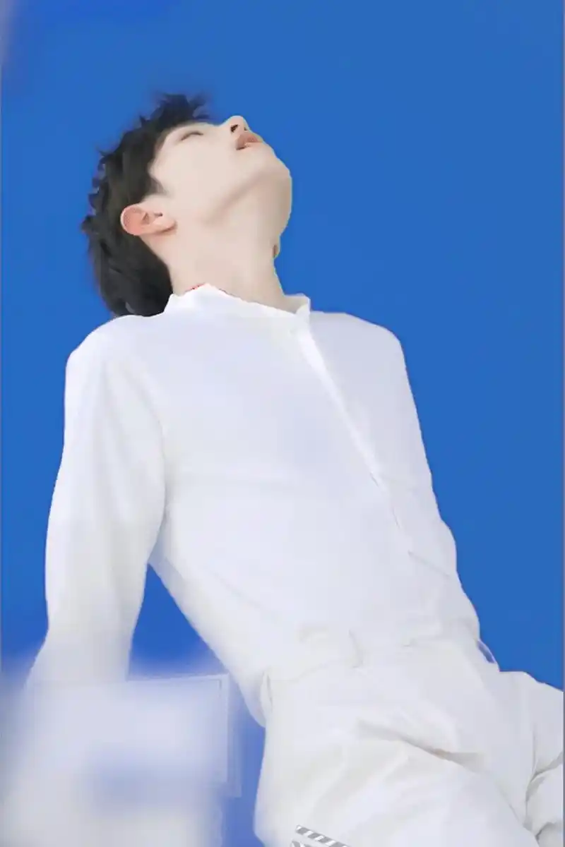 肖战的腰堪称杀人的刀