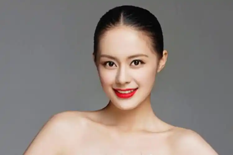 王力可绿华服彰显别样风情