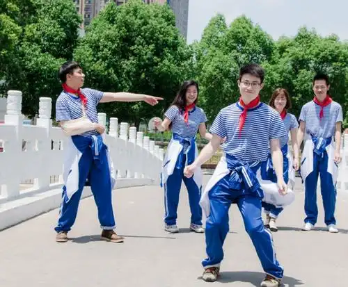 "上学就必须穿校服",学校禁止学生穿便装的原因,家长一眼看出