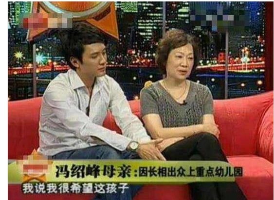 赵丽颖妈妈与婆婆照片曝光,差距一目了然,网友:婚后压力大