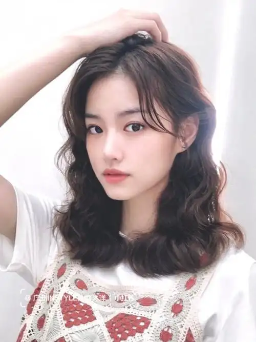 圆脸女生烫法式卷发太减龄啦超显脸小