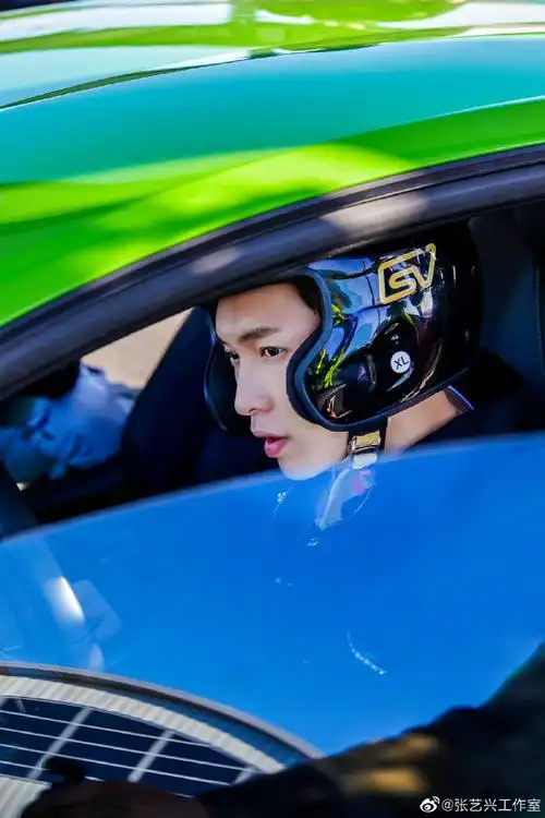 张艺兴街边开儿童车