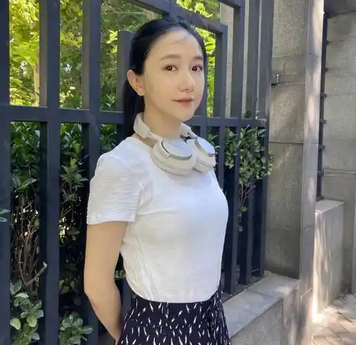 她是黄轩前女友,事业巅峰后陷入低谷,整容失败,39岁仍单身.