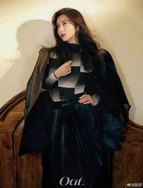 陈好穿露肩上衣大秀白嫩香肩!雪肤玉貌真不愧是万人迷_美得_样子_黑色