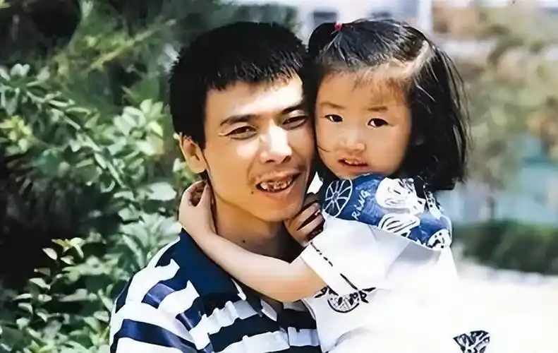 此时,冯小刚已经跟前妻张娣组建了家庭,两人还育有一个女儿冯思雨.