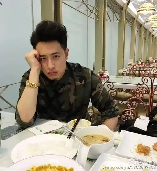 44岁潘玮柏中年发福,晒19岁时期帅照被罗志祥嘲讽:你就继续吃吧