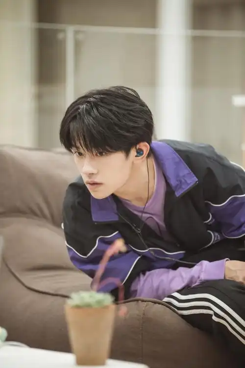 《朋友请听好》易烊千玺紫色拼接运动套装抢眼,完美诠释少年活力