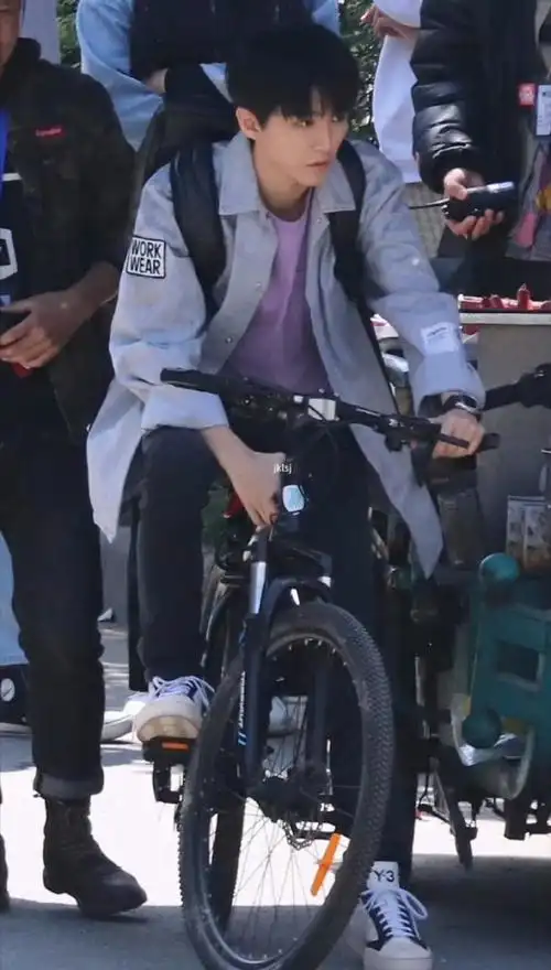 王俊凯去上班了