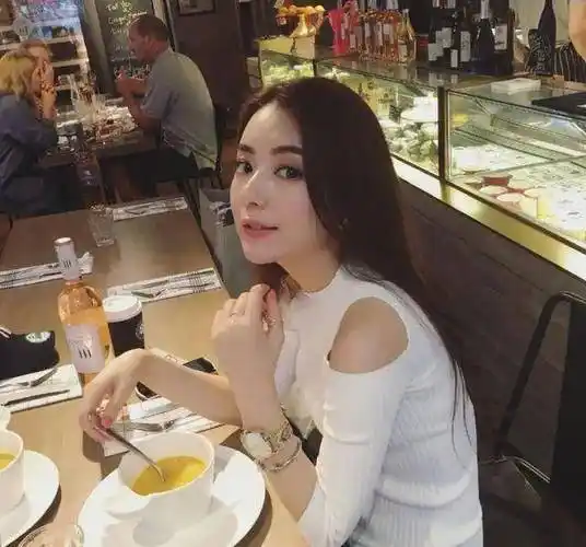 方媛破婚变传闻后首晒照,驾船出海心情佳,皮肤白嫩少女感满满_郭富城