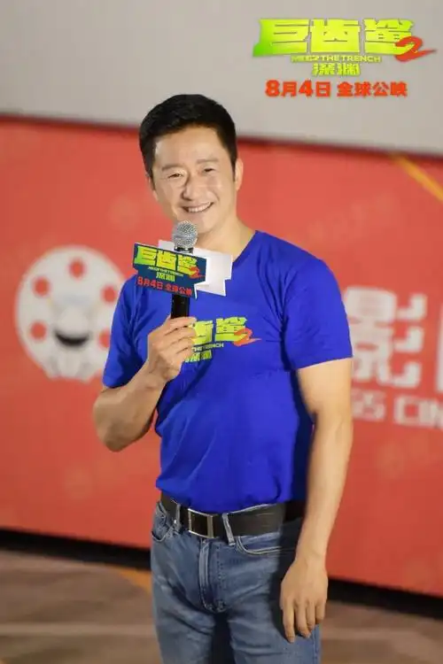 吴京在《巨齿鲨2》的文化输出有:中文演讲,中文rop,还有九溟介绍自己