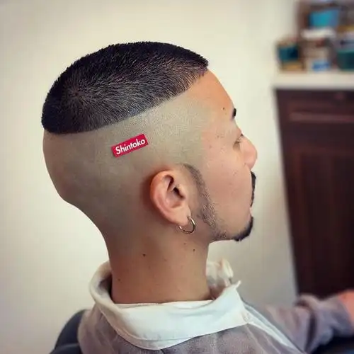 男发除了这种圆寸头的发型之外,还可以把头顶的头发适当的留长