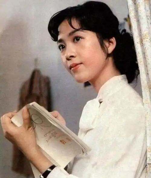 上世纪80年代,女演员龚雪红极一时,人们都在模仿她的发型,她的装饰