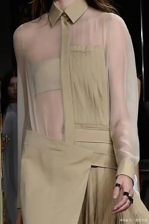 香槟色上衣搭配什么颜色裤子好看?