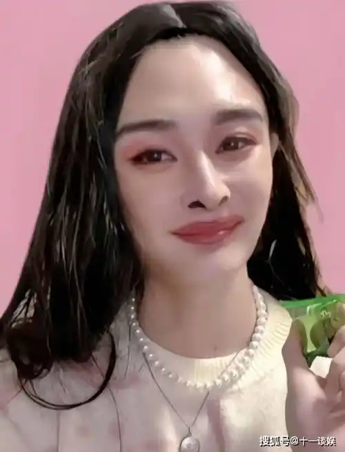 上个月,这位男生也晒出了多张模仿杨幂的仿妆,即使假发凌乱,妆容违和