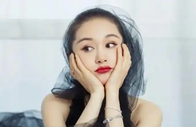 演员王子文:(原名王蒙蒙)1982年2月28日出生于四川省成 - 抖音