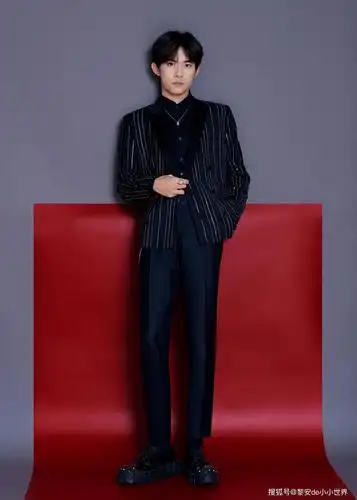 感受一波顶流魅力丨小凯千玺肖战李现罗云熙的西装教程