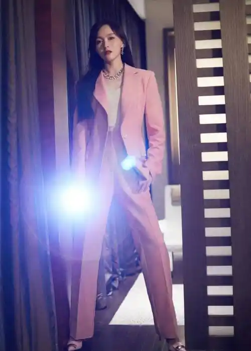 原创唐嫣身材好又会穿深灰色毛衣千鸟格半身裙气质时尚两手抓