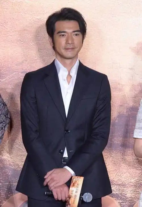 毕竟他长得确实是非常的帅,金城武其实是中日混血,但是他也是跟随父亲