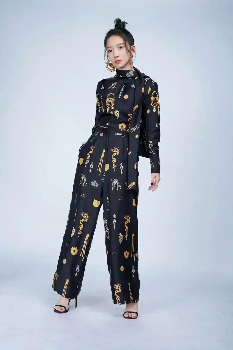 孟美岐时尚摆拍照,美美的脚丫子搭配性感的一字带凉鞋气质满满.