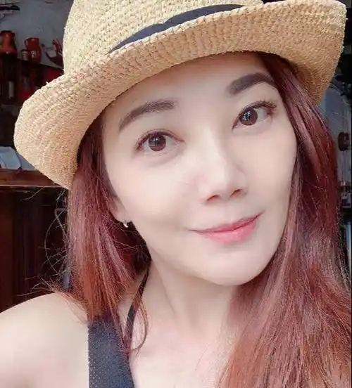 梁静茹ins发美照,钟爱深v秀身材,网友:温婉气质变蛇精_嗓音_天后_画风