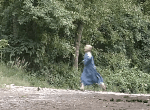 借口多送送方丈师傅,边喊边拐向另一条小路,只为偷跑出去玩一会儿.