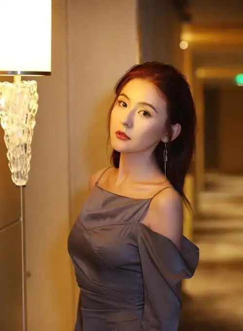 女演员的外貌有多重要?37岁热依扎和33岁啜妮,差距一目了然