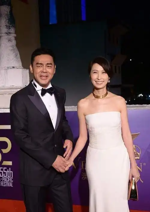 郭蔼明端庄气质不是装的,穿抹胸礼服和老公拉小手,恩爱又甜蜜