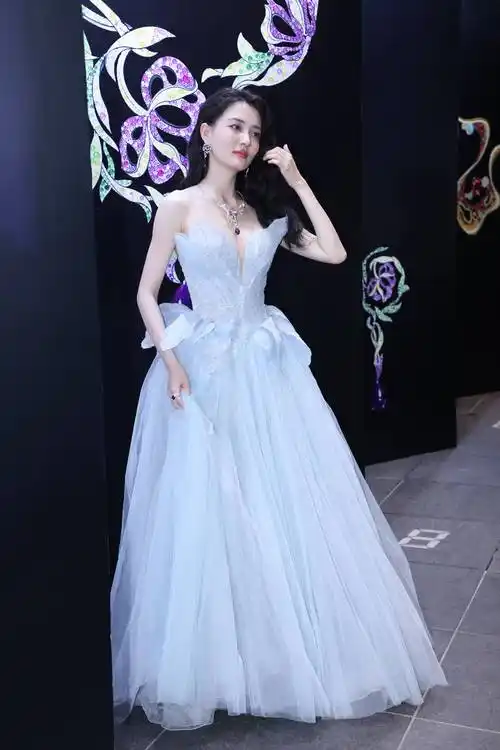 1/ 12 2021年8月20日,上海,徐璐出席tesoro意大利高级珠宝开幕仪式,她