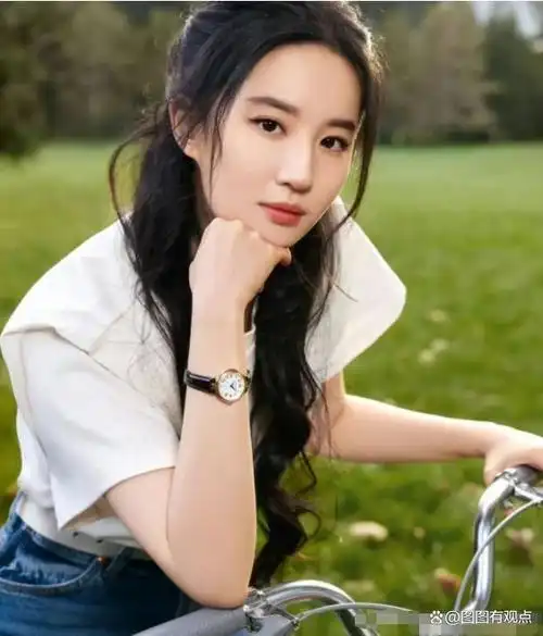 刘亦菲,华语影视女演员,歌手,2002 年因饰演《金粉世家》白秀珠一角