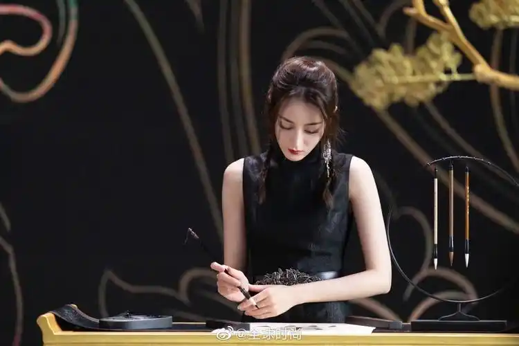 迪丽热巴单边耳坠# 迪丽热巴节目录制造型… - 堆糖,美图壁纸兴趣