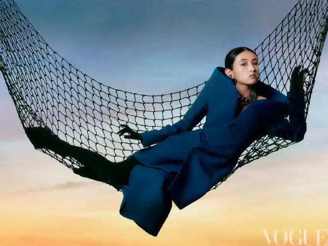 第52季高定系列的@张子枫成为了《vogue》内地版的全新封面女郎