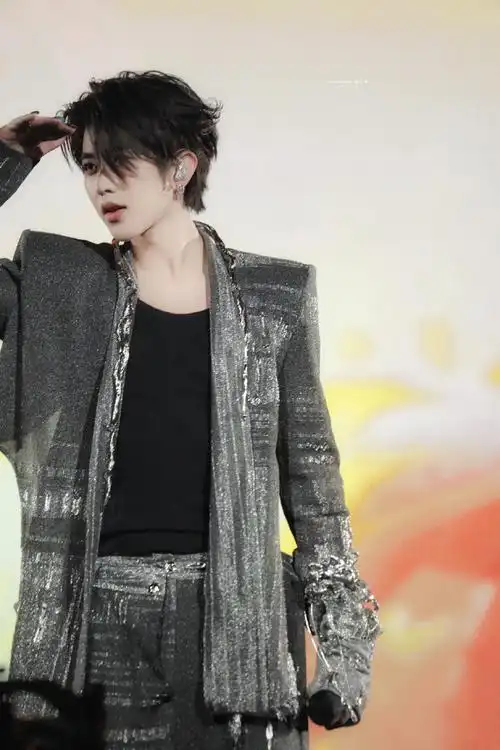 蔡徐坤香港演唱会##蔡徐坤演唱会再现情人大合唱