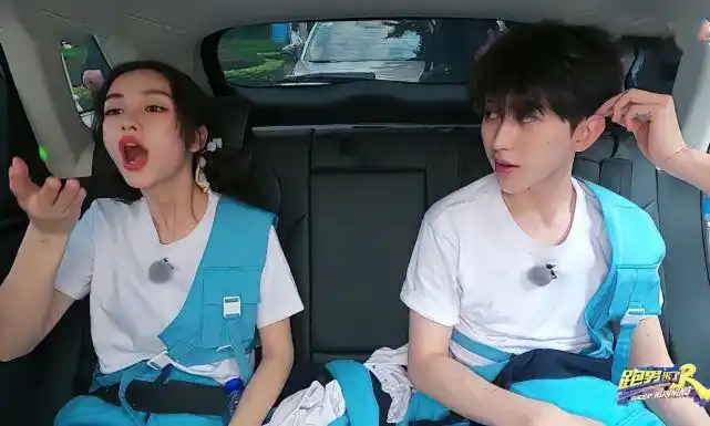 蔡徐坤真宠baby,当众向她撒娇求表扬,看呆路人:不愧是姐弟cp|杨颖|沙