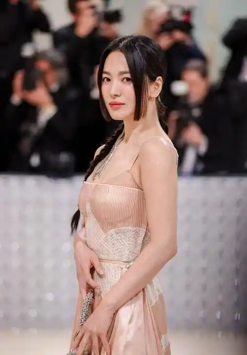 宋慧乔选择的低身材连衣裙,让她的曲线更加突出,展现出时尚的身材