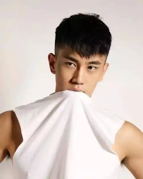 二十几岁青年男士留这些发型,帅了一脸!