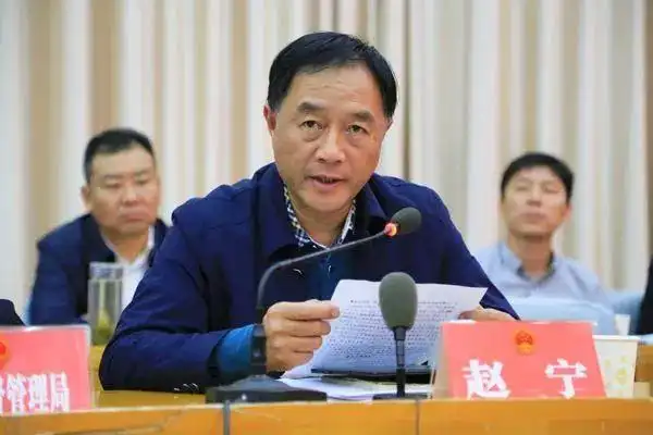 市政府副市长,市公安局局长赵宁答问市教体科局局长罗荣(左二)答问市