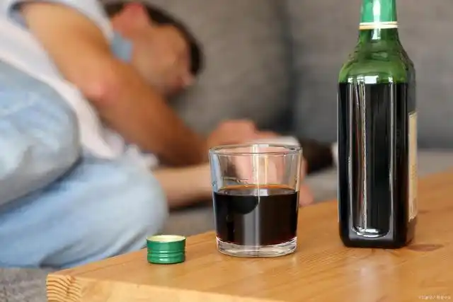 一个周末的晚上,阿强和几个朋友一起去酒吧喝酒.