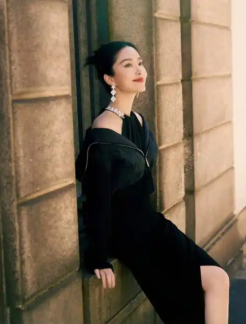 杨采钰大片时尚大气,性感女神