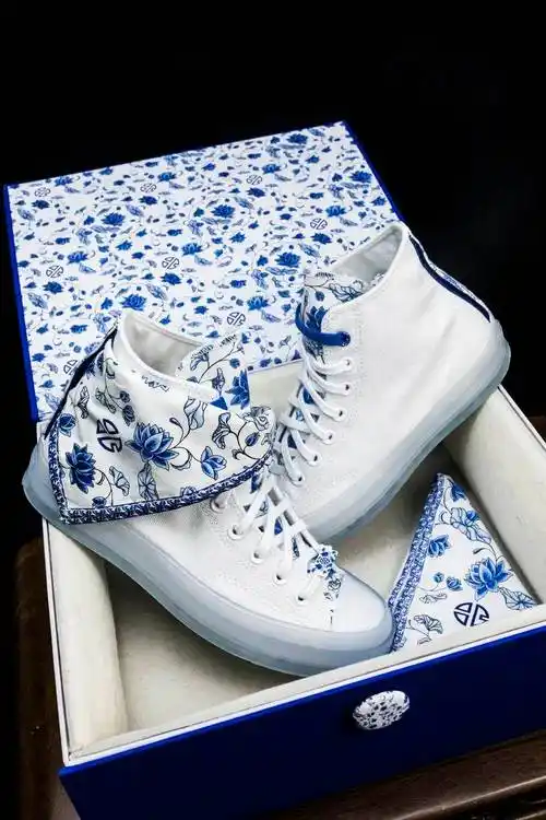 张艺兴脱衣狂舞上热搜!竟然就为一双鞋…_方巾_青花瓷_设计