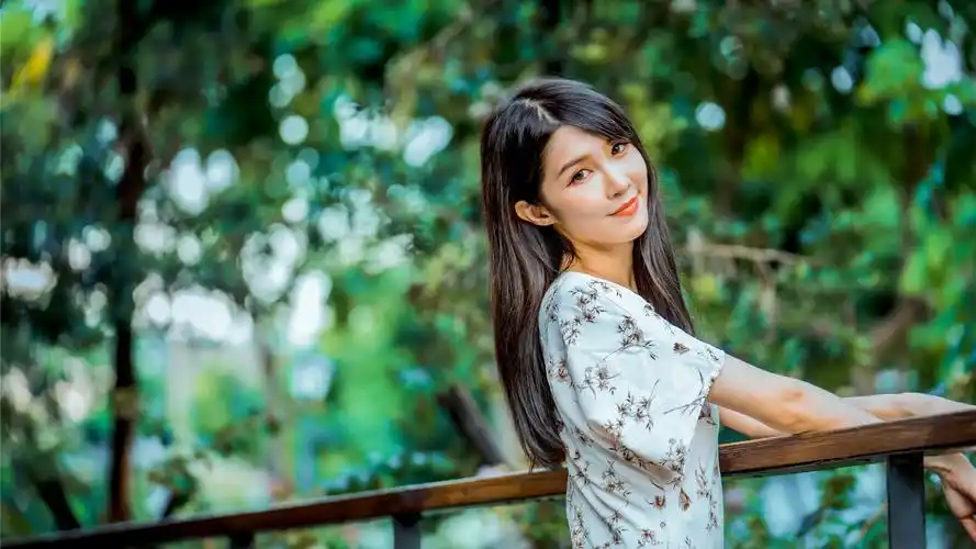 素雅清新亚洲美女图片桌面壁纸壁纸