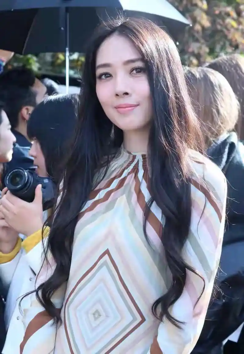 郭碧婷一袭长发亮相,条纹裙搭配美呆众人