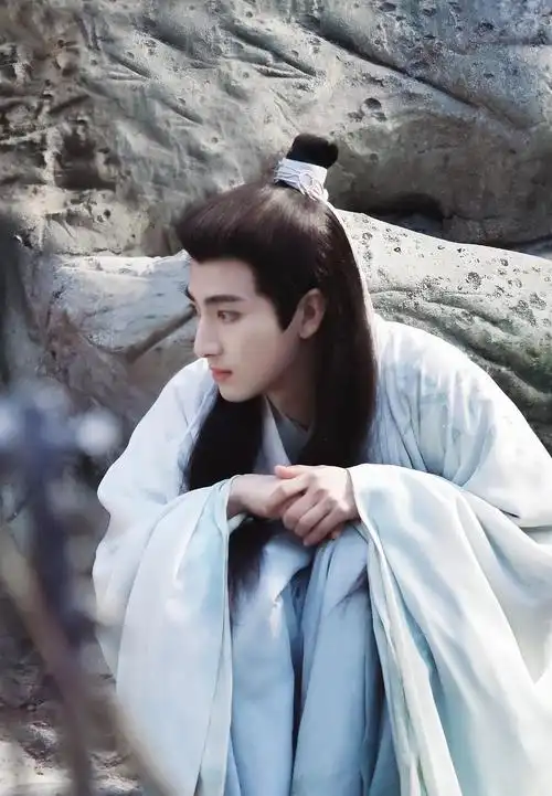 给大家安利一下《终极笔记》里演小花的演员刘昱晗