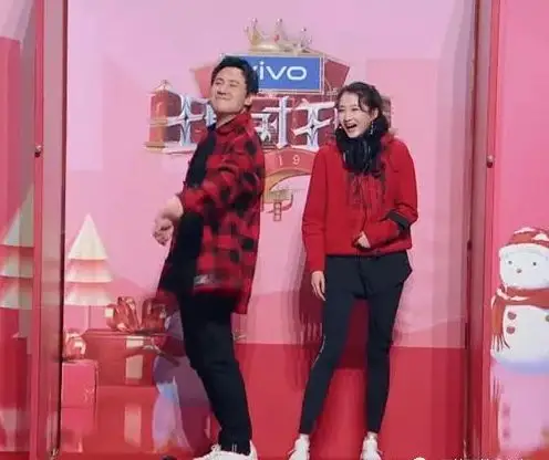 关晓彤跟沈腾比身高,有谁注意她穿的白色运动鞋?打脸半个娱乐圈